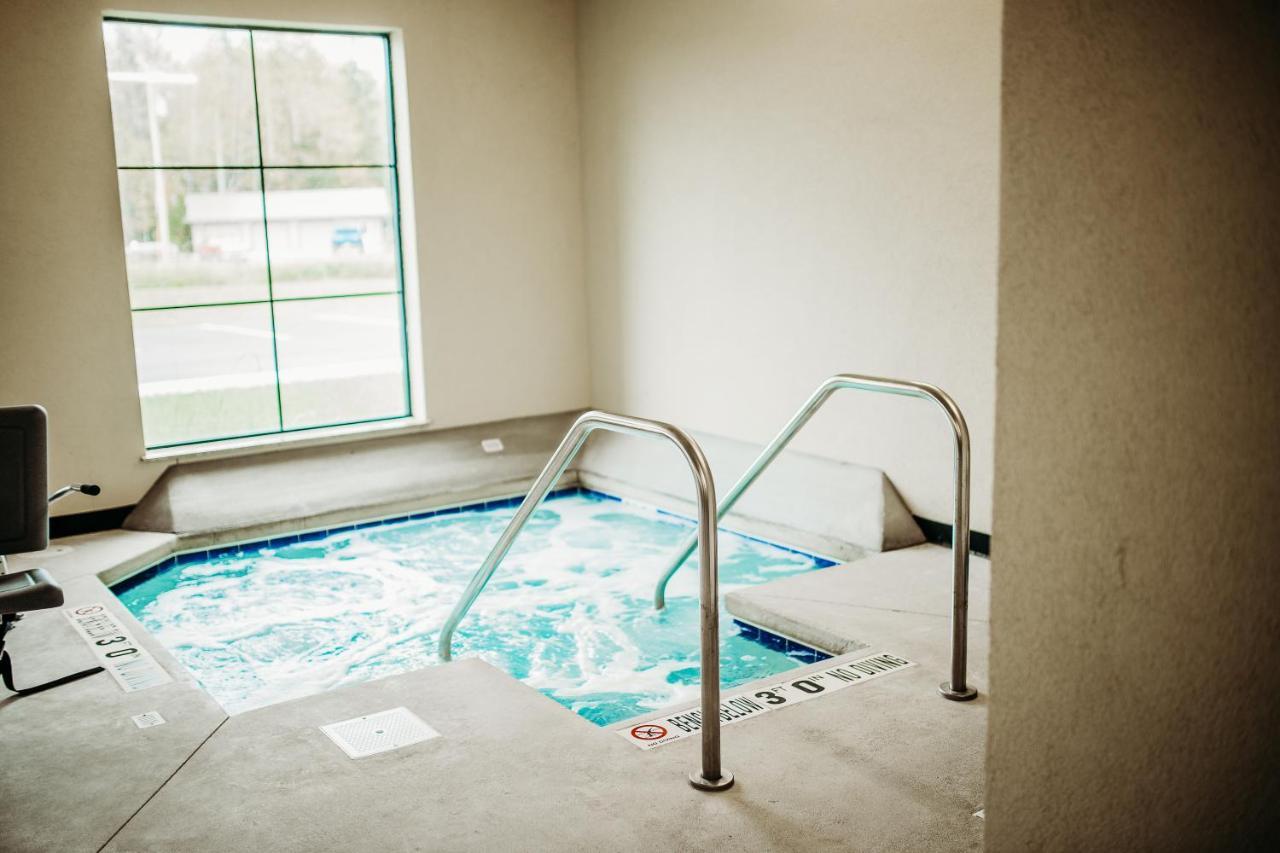 Cobblestone Hotel & Suites インターナショナルフォールズ エクステリア 写真