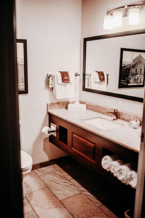Cobblestone Hotel & Suites インターナショナルフォールズ エクステリア 写真