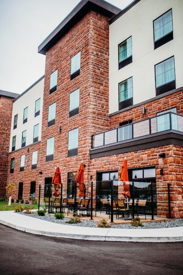 Cobblestone Hotel & Suites インターナショナルフォールズ エクステリア 写真