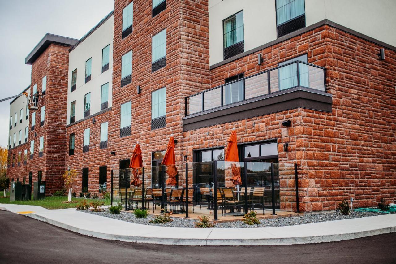 Cobblestone Hotel & Suites インターナショナルフォールズ エクステリア 写真
